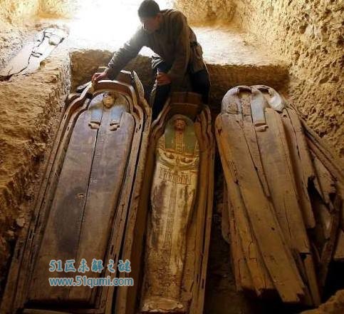 埃及考古发现3500多年前墓葬 挖掘8具木乃伊及陪葬雕像
