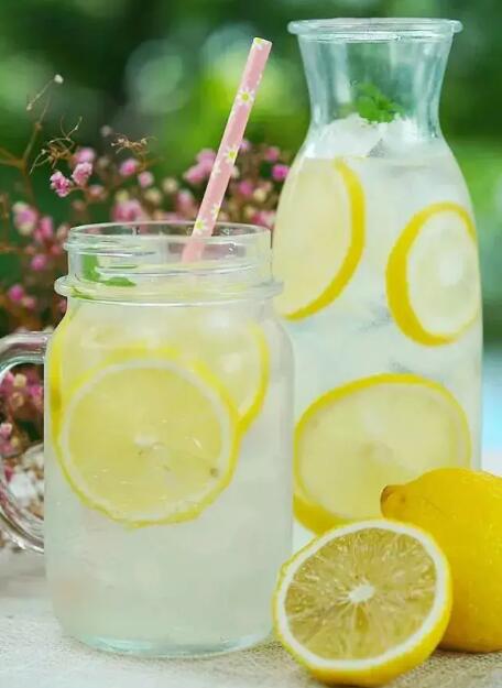 每日喝蜂蜜柠檬水好么？夜里喝柠檬水好吗？